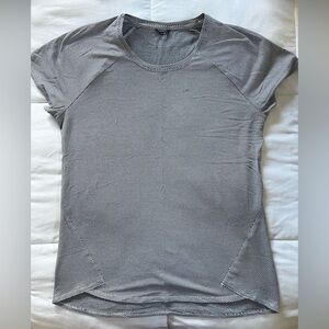 Oiselle Flyout Gray Short Sleeve Top